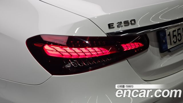 Mercedes-Benz E-Class 2023 — photo 9