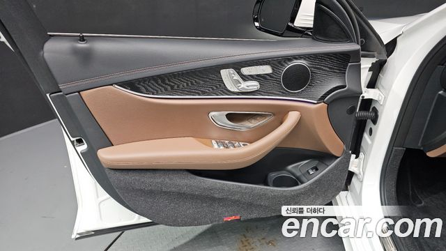 Mercedes-Benz E-Class 2023 — photo 14