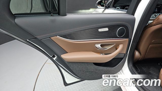 Mercedes-Benz E-Class 2023 — photo 15