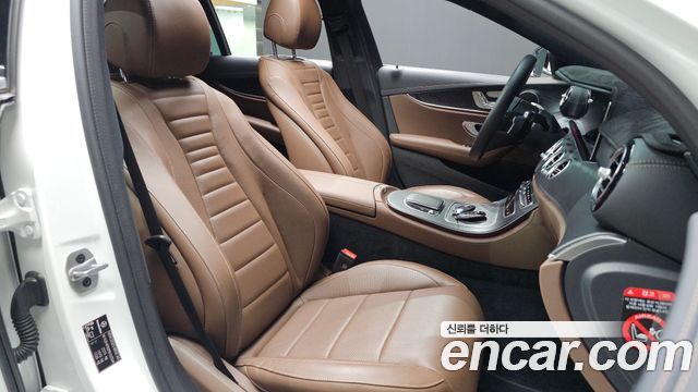Mercedes-Benz E-Class 2023 — photo 16