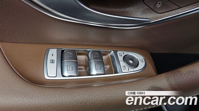 Mercedes-Benz E-Class 2023 — photo 28
