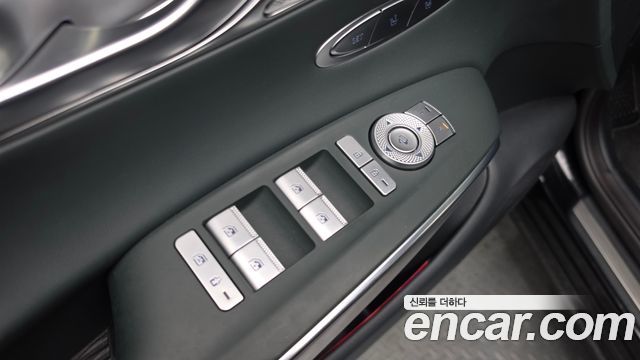 Genesis GV70 2023 — photo 28