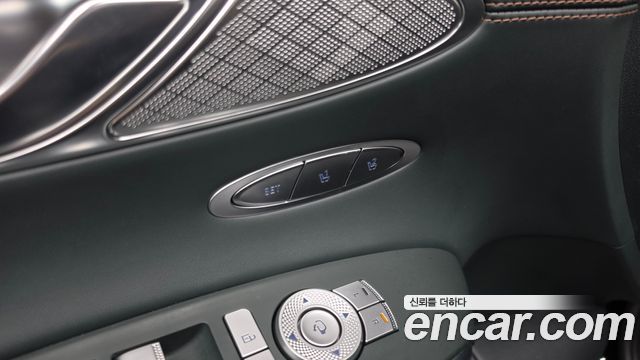 Genesis GV70 2023 — photo 32