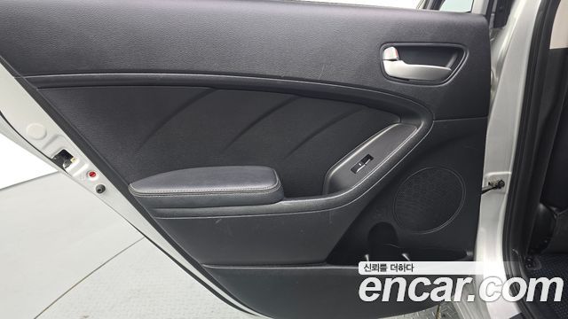 Kia K3 2014 — photo 15