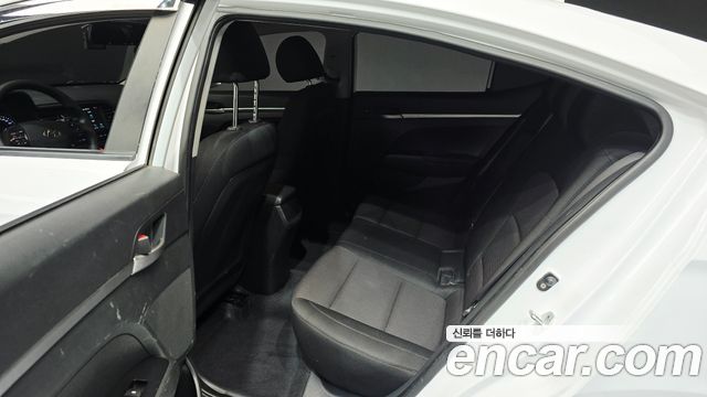 Hyundai AVANTE 2019 — photo 18