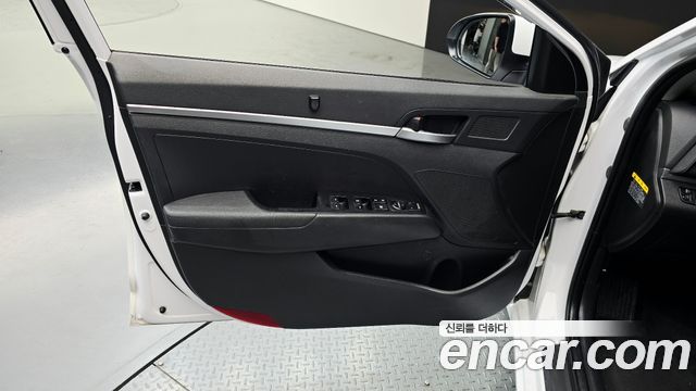 Hyundai AVANTE 2019 — photo 14