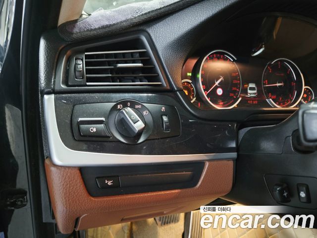 BMW 5-Series 2015 — photo 17