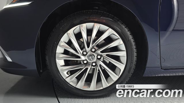 Lexus ES 2023 — photo 5
