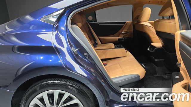 Lexus ES 2023 — photo 17