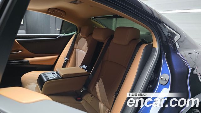 Lexus ES 2023 — photo 18