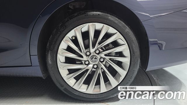 Lexus ES 2023 — photo 7