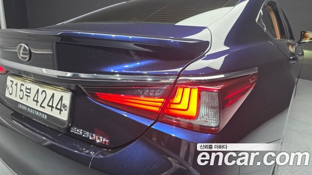 Lexus ES 2023 — photo 9