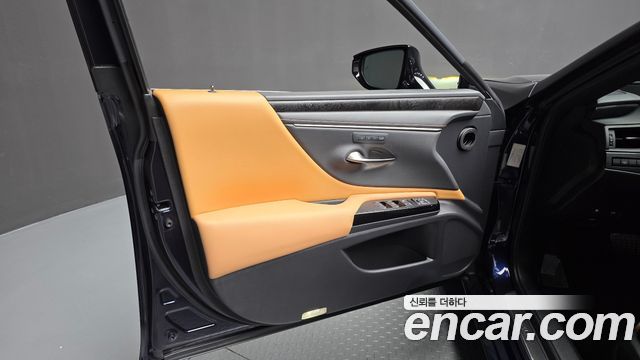 Lexus ES 2023 — photo 14