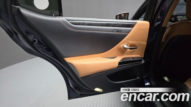 Lexus ES 2023 — photo 15