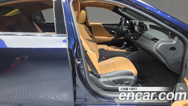 Lexus ES 2023 — photo 16