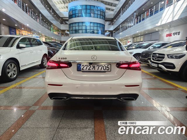 Mercedes-Benz E-Class 2023 — photo 4