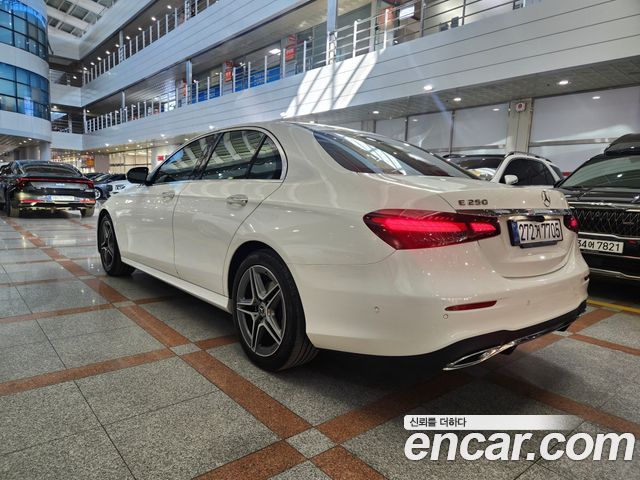 Mercedes-Benz E-Class 2023 — photo 6