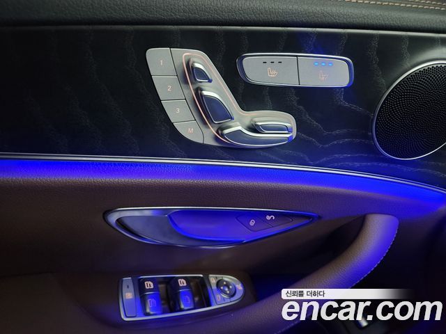Mercedes-Benz E-Class 2023 — photo 12