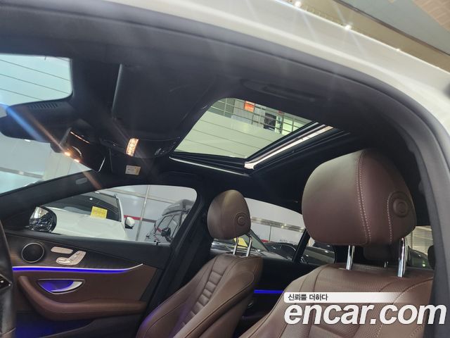 Mercedes-Benz E-Class 2023 — photo 16