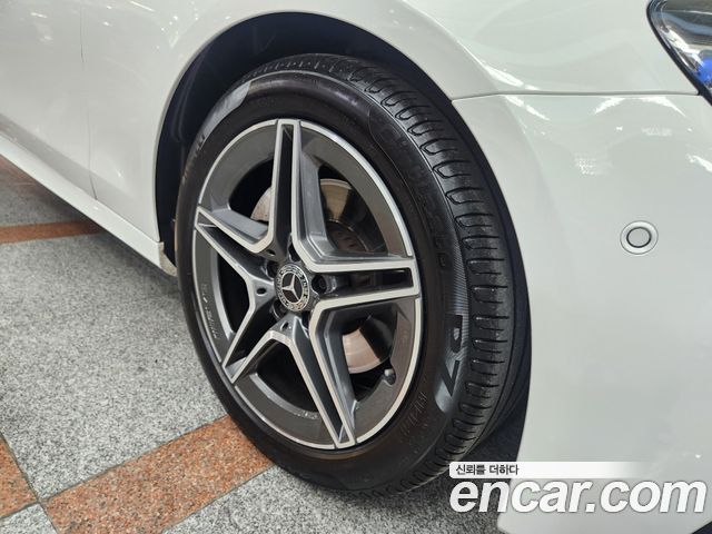 Mercedes-Benz E-Class 2023 — photo 17