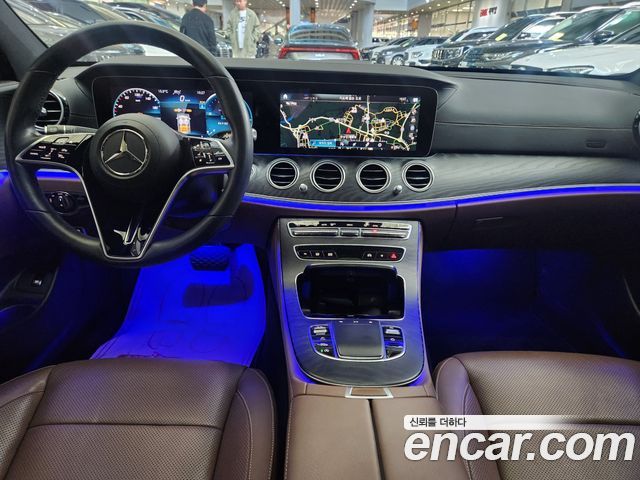 Mercedes-Benz E-Class 2023 — photo 18