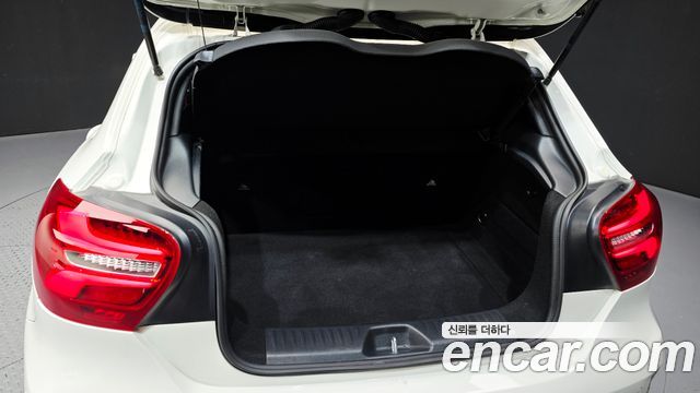 Mercedes-Benz A-Class 2017 — photo 19