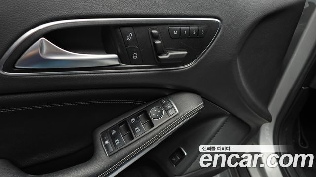 Mercedes-Benz GLA-Class 2016 — photo 17