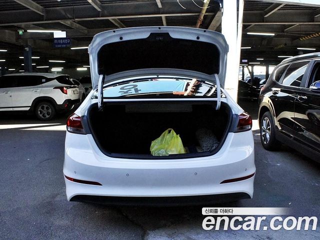 Hyundai AVANTE 2016 — photo 17