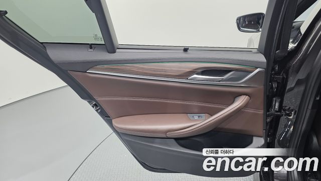BMW 5-Series 2020 — photo 15