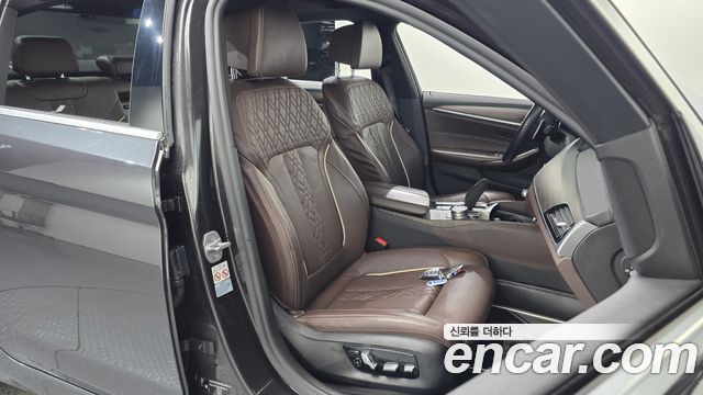 BMW 5-Series 2020 — photo 16