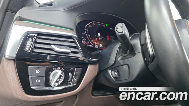 BMW 5-Series 2020 — photo 27