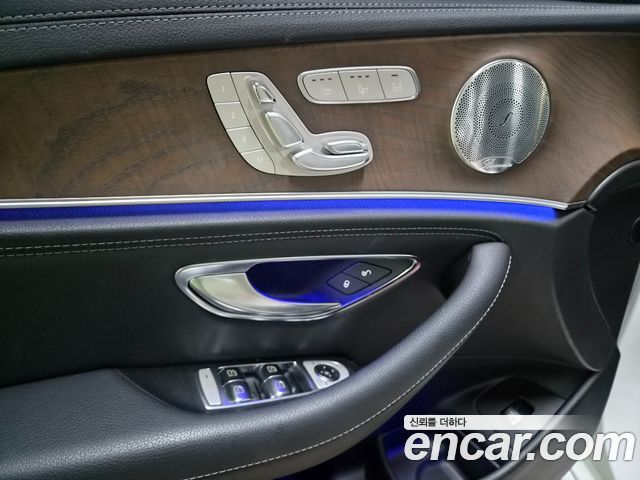 Mercedes-Benz E-Class 2019 — photo 16