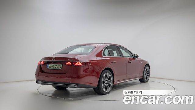 Mercedes-Benz E-Class 2025 — photo 2