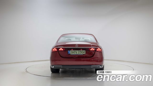 Mercedes-Benz E-Class 2025 — photo 4
