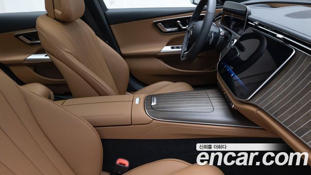 Mercedes-Benz E-Class 2025 — photo 9
