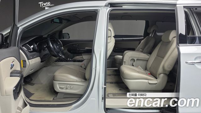 Kia Canival 2017 — photo 28