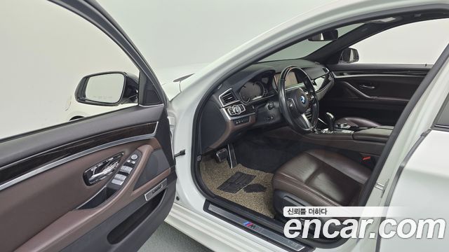 BMW 5-Series 2016 — photo 10