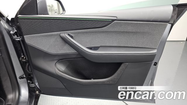 Tesla Model Y 2025 — photo 11