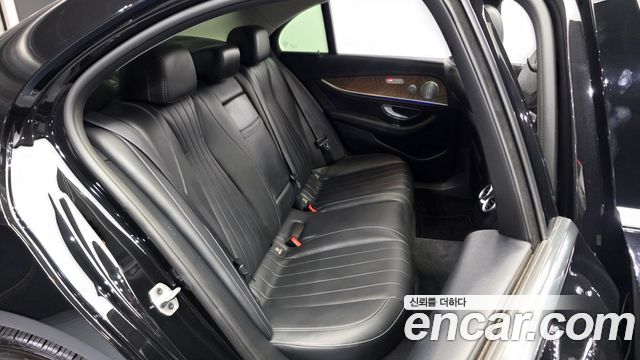 Mercedes-Benz E-Class 2019 — photo 18