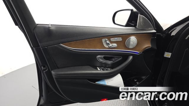 Mercedes-Benz E-Class 2019 — photo 14
