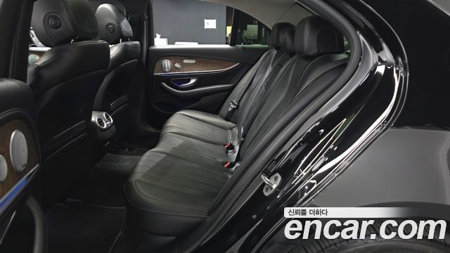 Mercedes-Benz E-Class 2019 — photo 16