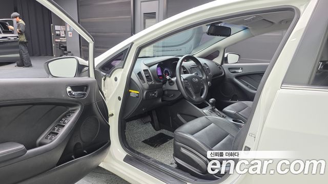 Kia K3 2015 — photo 13