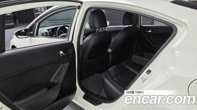 Kia K3 2015 — photo 17