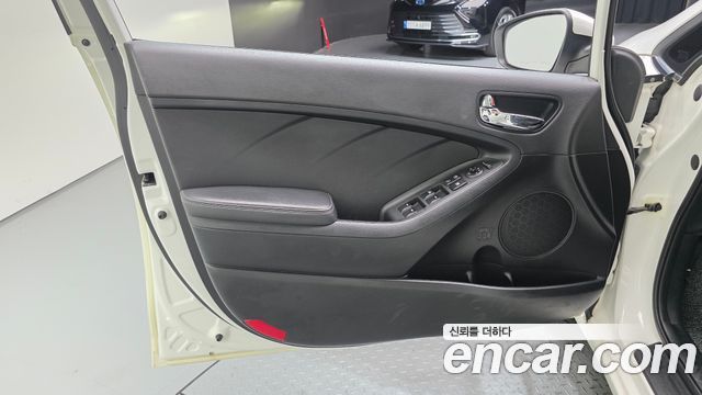 Kia K3 2015 — photo 14