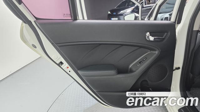 Kia K3 2015 — photo 15