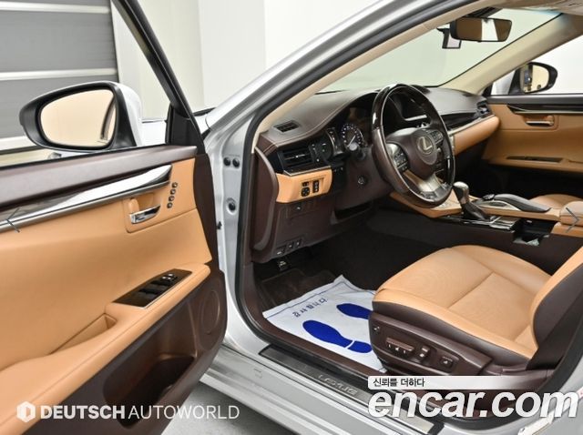 Lexus ES 2017 — photo 12