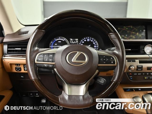 Lexus ES 2017 — photo 14