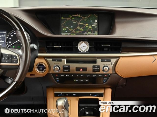 Lexus ES 2017 — photo 15