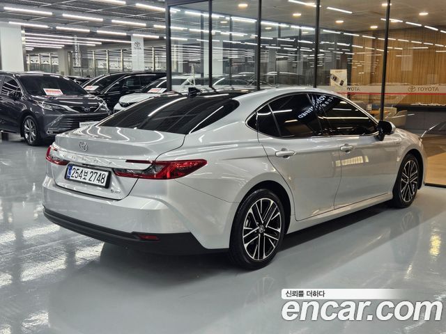 Toyota Camry 2025 — photo 2