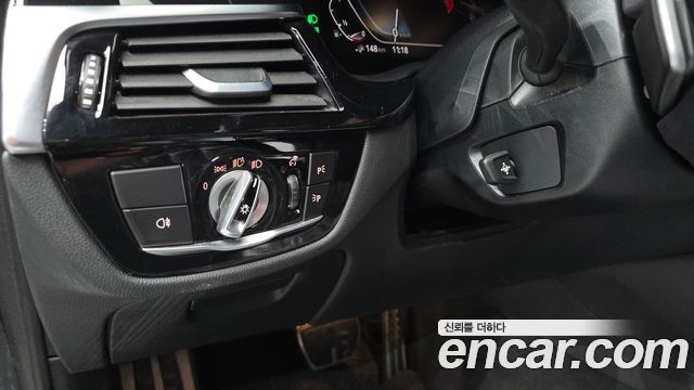 BMW 5-Series 2021 — photo 28